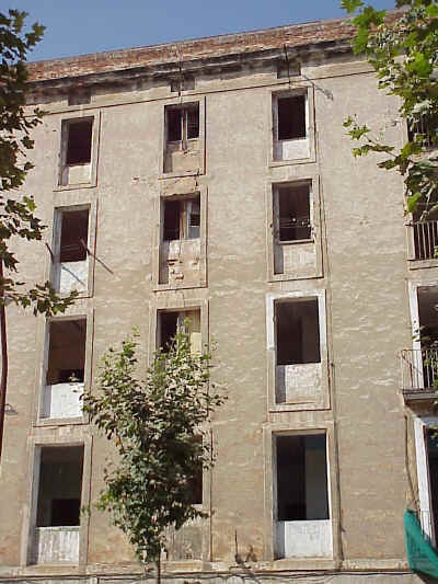 El Raval: renovation works reveal the subdivision of rooms in old apartment blocks 