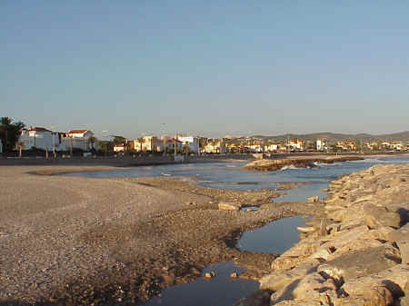 The effects of the rock islets: erosion of the beach in wave refraction blindspots